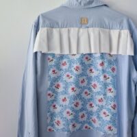 Błękitna koszula Bałtyk, biała falbanka na plecach