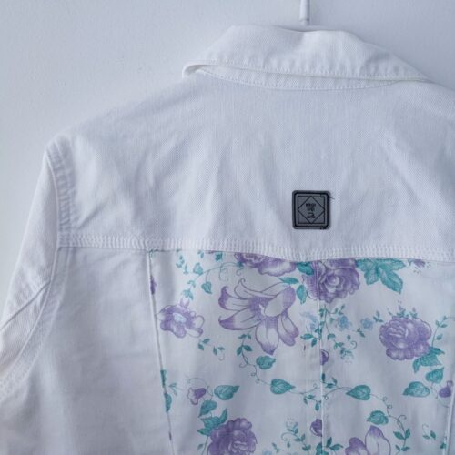 Biała kurtka dżinsowa w kwiaty, aplikacja z tyłu