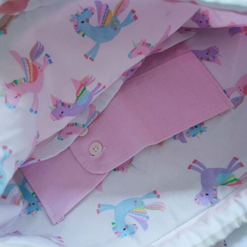 Pudrowo różowy plecak, z kieszonkami w środku