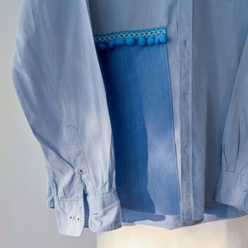 Błękitna koszula oversize, Vintage, przód z pomponikami — kopia — kopia
