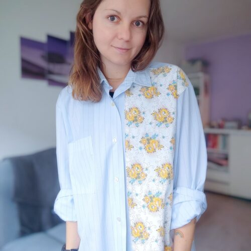 Błękitna koszula w paski, vintage, wzór w kwiaty