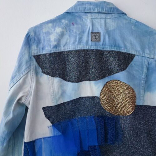 Błękitna kurtka dżinsowa, ręcznie farbowana, błyszczący tył