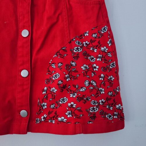 Czerwona, dżinsowa spódnica mini, drobne kwiatki