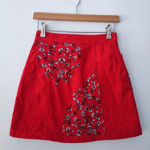 Czerwona, dżinsowa spódnica mini, kwiatowe wstawki