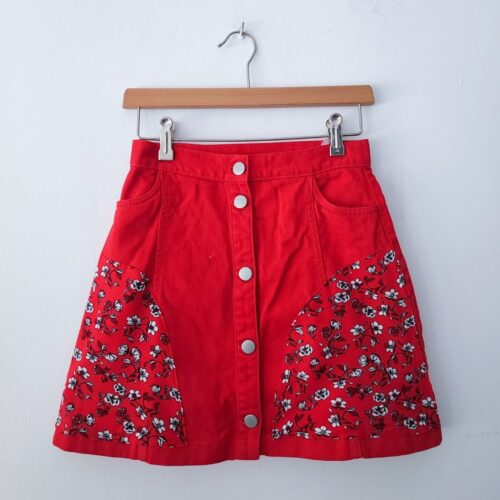 Czerwona, dżinsowa spódnica mini, z kieszeniami