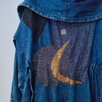 Granatowa kurtka dżinsowa oversize, błyszcząca, motyw księżyca