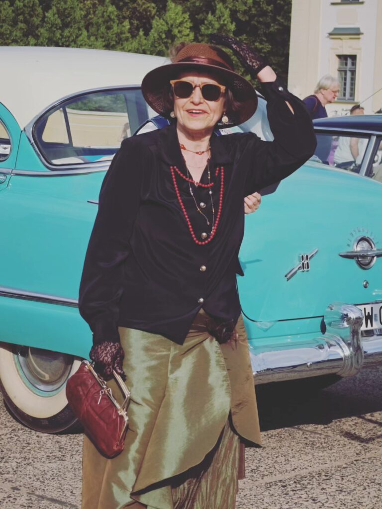 Starsza pani w kapeluszu