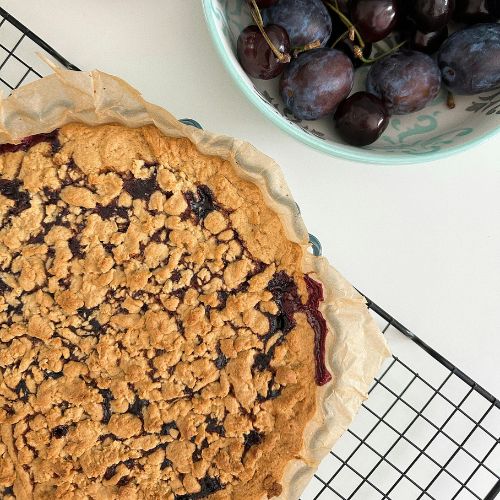 kruche ciasto ze śliwkami i kruszonką