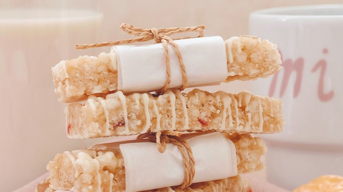 Batony zbożowe z białą czekoladą i żurawiną