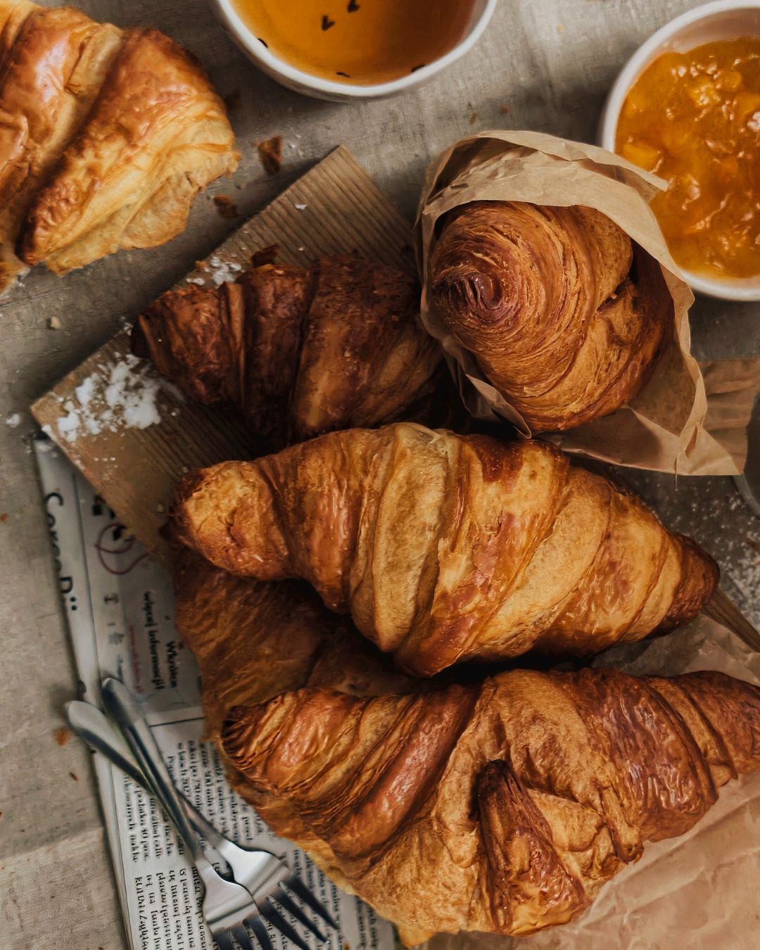 Croissanty z dżemem na śniadanie