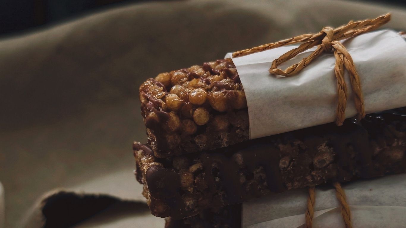 Czekoladowe batony zbożowe z papierem do pieczenia