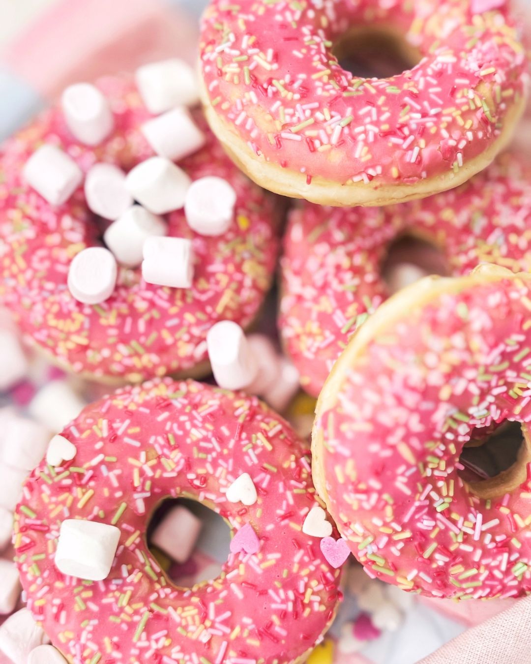 Kolorowe pączki z polewą i piankami