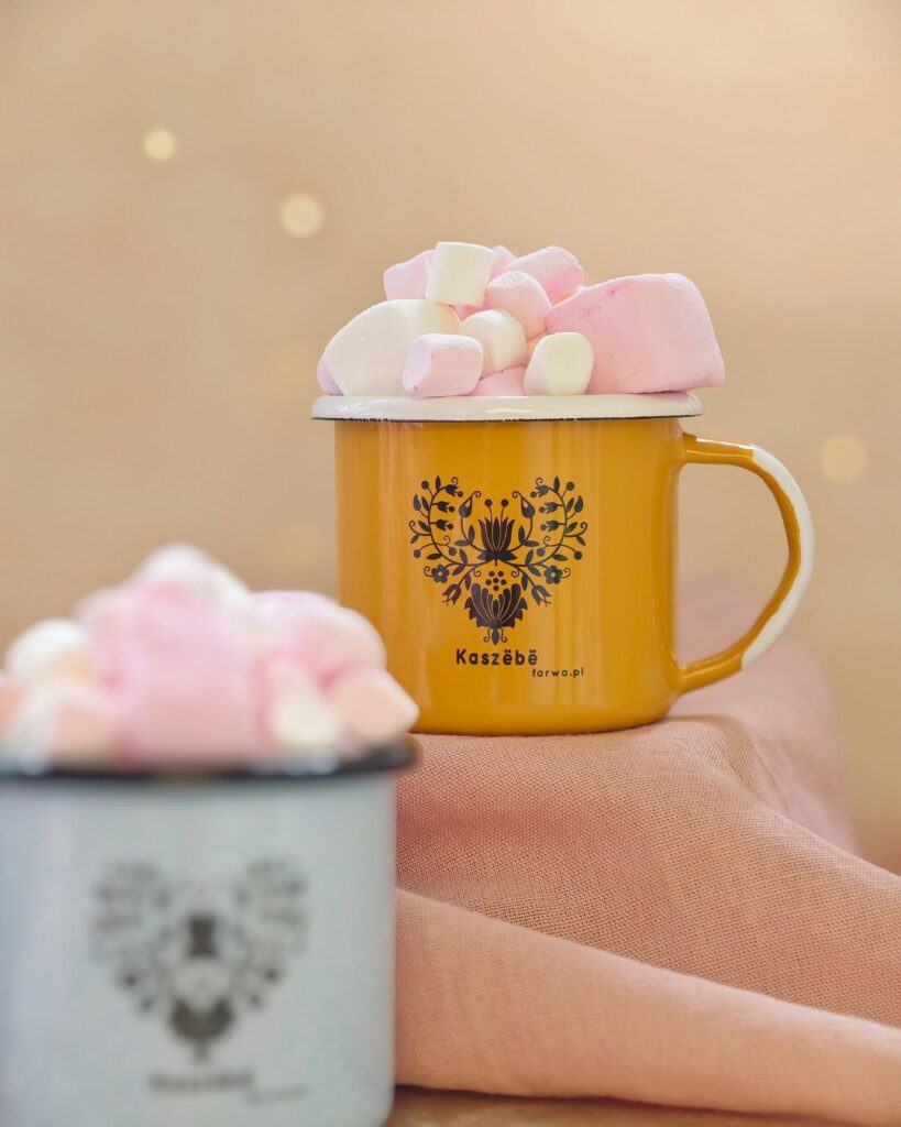 Emaliowane kubki z piankami
