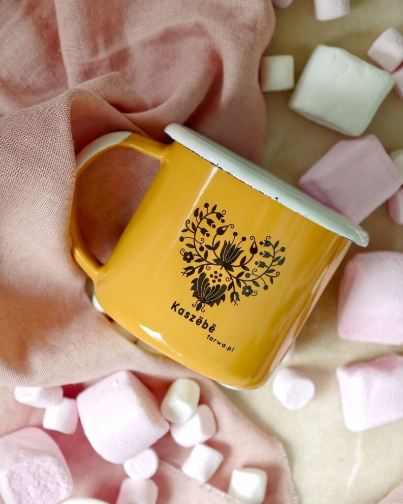 Emaliowany kubek Kaszebe, żółty