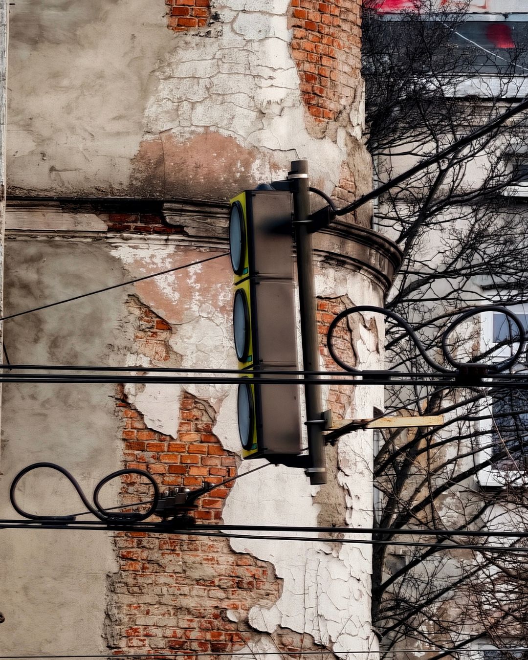 Sygnalizacja na tle starej kamienicy