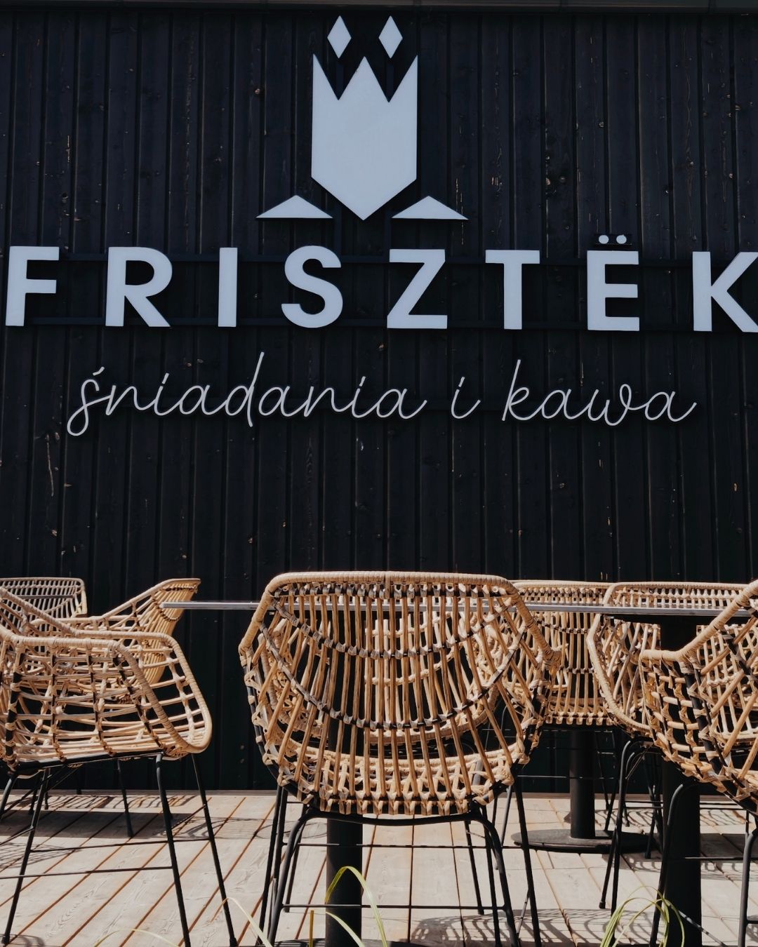 Frisztek śniadania i kawa