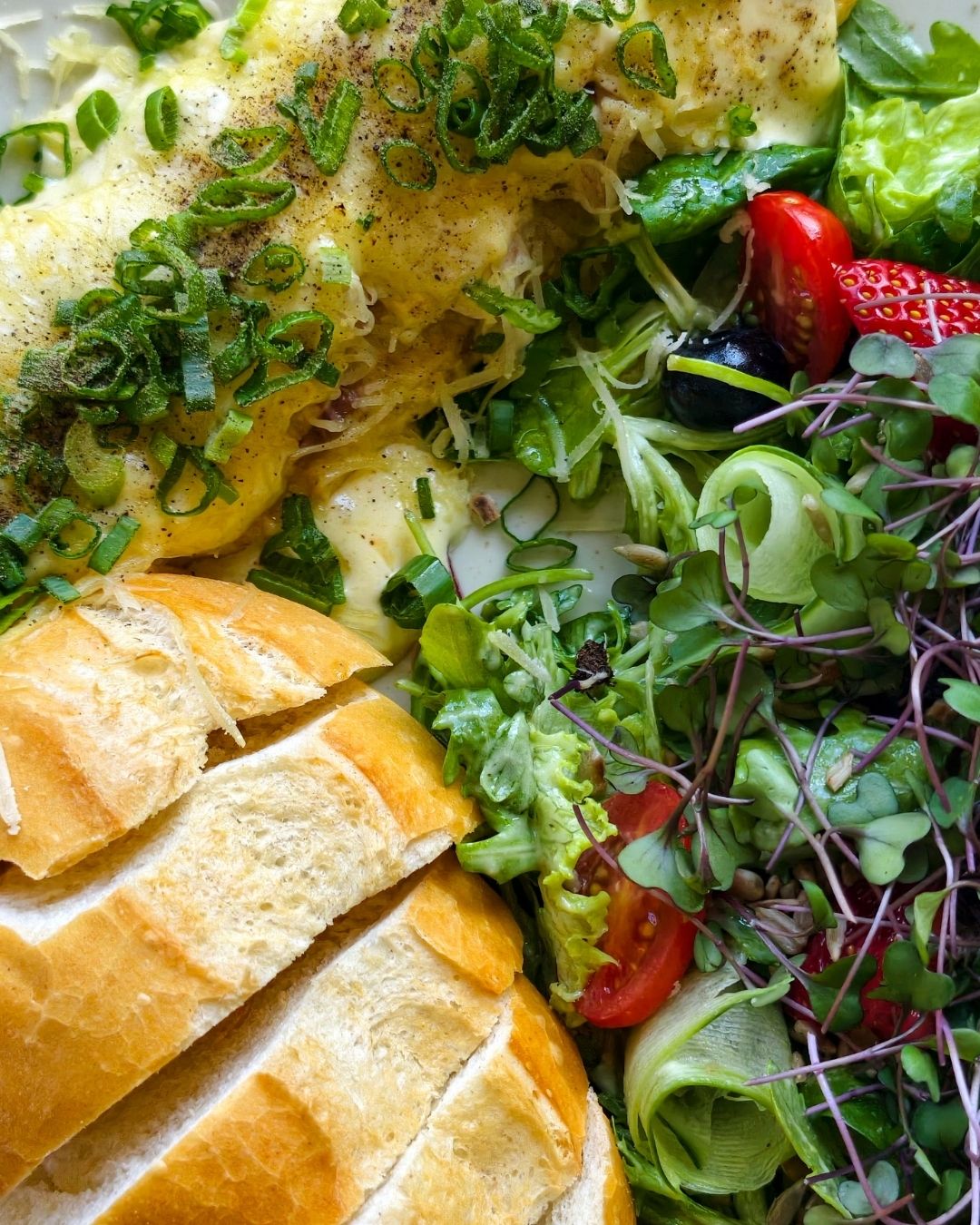 Omlet z sałatką na śniadanie