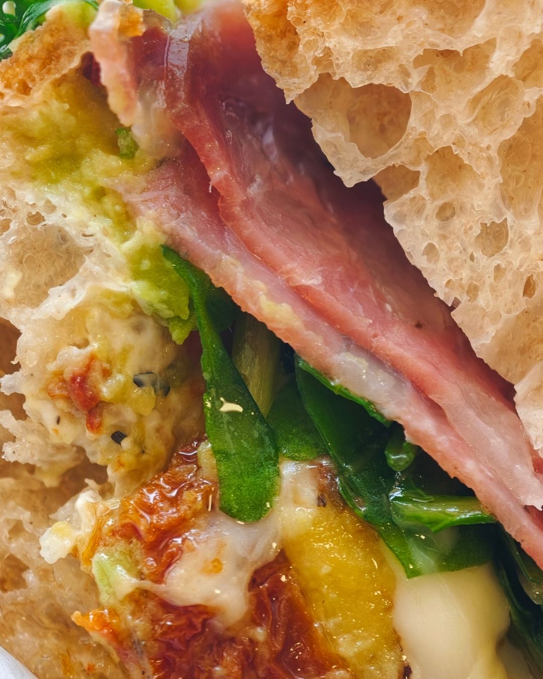 Tost z szynką i awokado