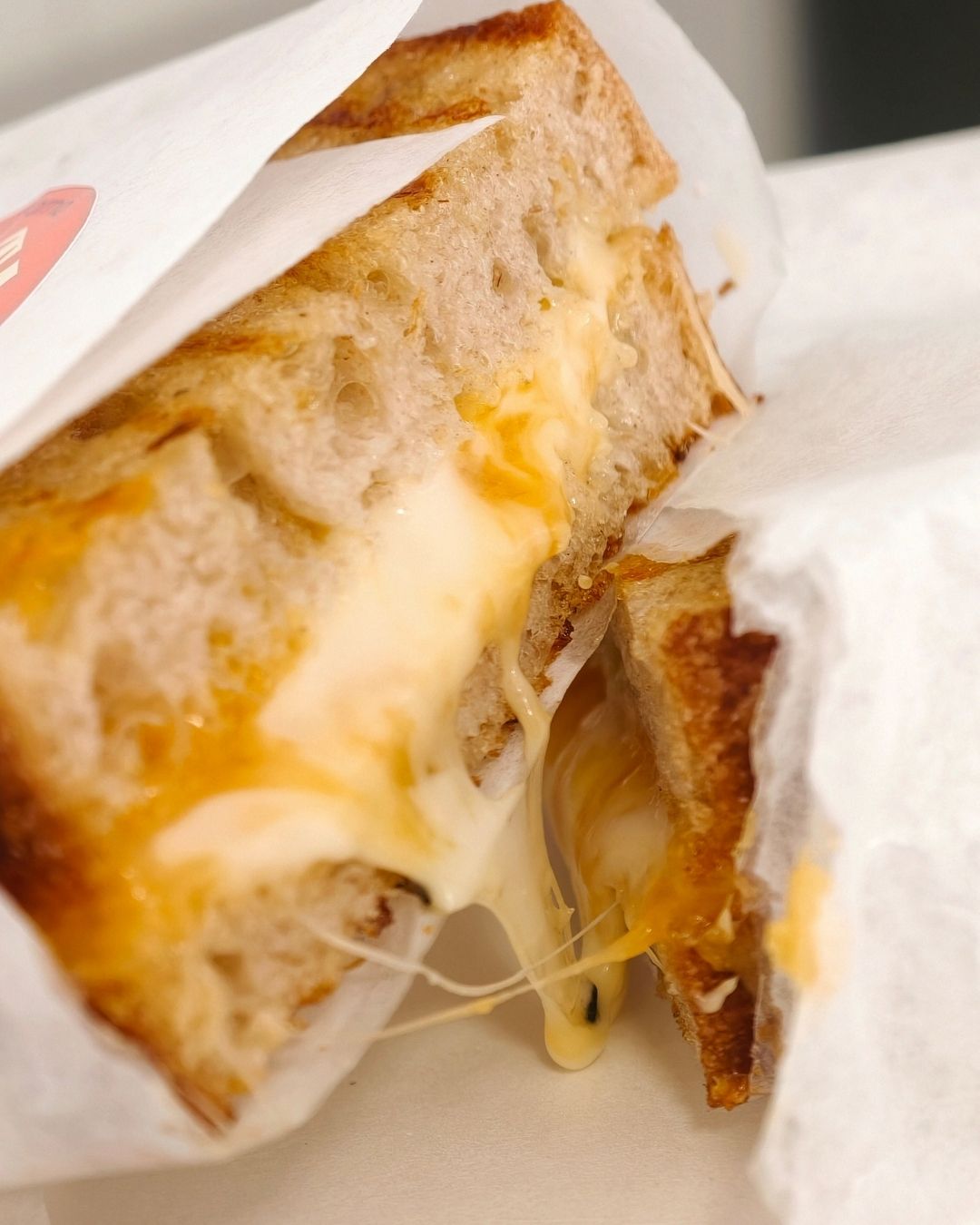 Tost z roztopionym serem