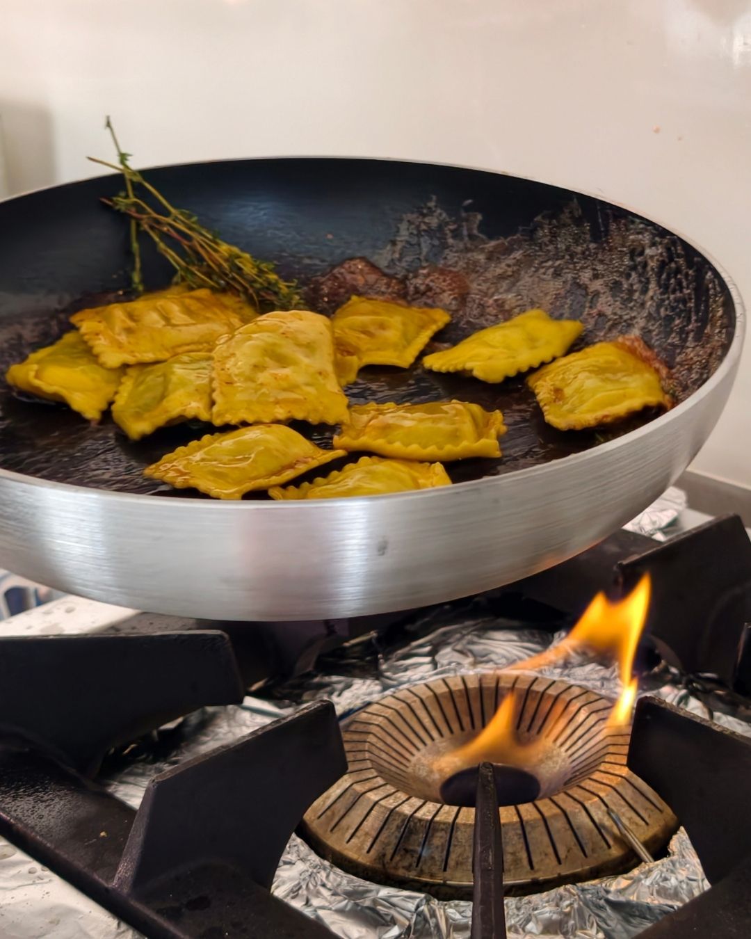 Ravioli w śliwkowym sosie z tymiankiem