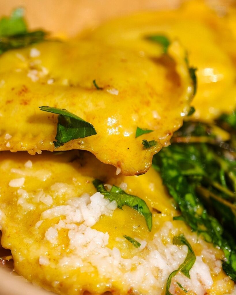 Ravioli z kaczką posypane parmezanem