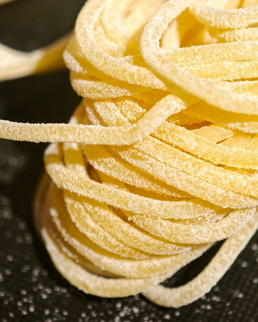Świeży makaron spaghetti przed gotowaniem